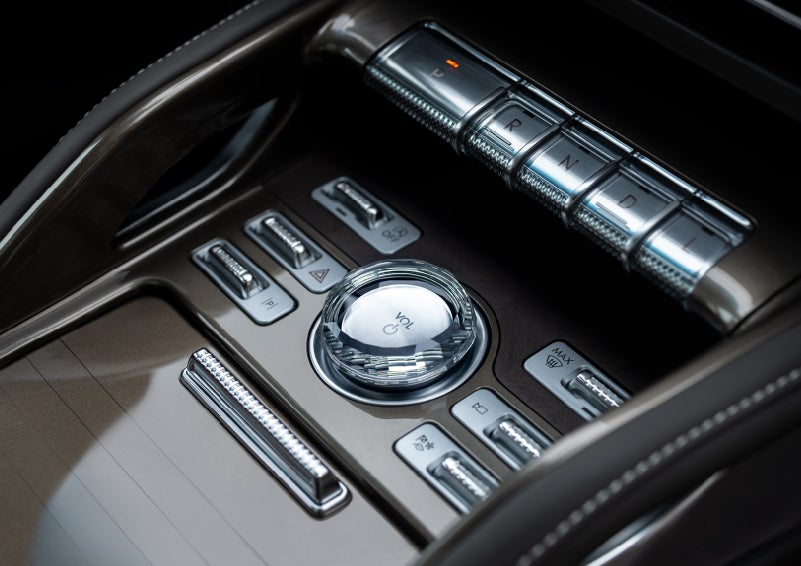 A crystal-inspired volume knob is shown in the center floor console of a 2024 Lincoln Nautilus® SUV. | Gary Yeomans Lincoln in Daytona Beach FL