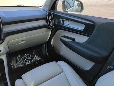 2023 Volvo XC40 B5 Plus Bright Theme