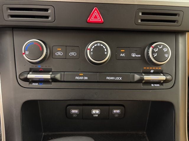 2023 Kia Carnival LX