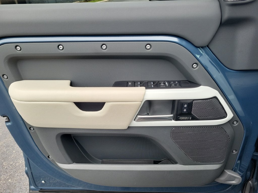2024 Land Rover Defender SE