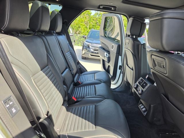 2023 Land Rover Discovery Metropolitan Edition