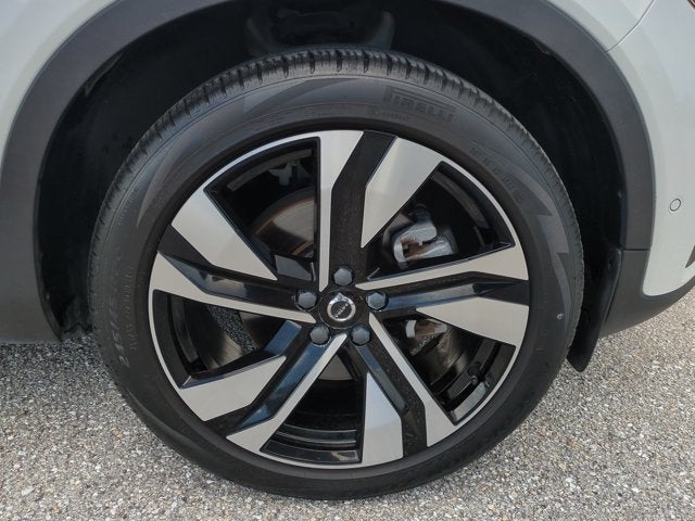 2023 Volvo XC40 Plus Bright Theme