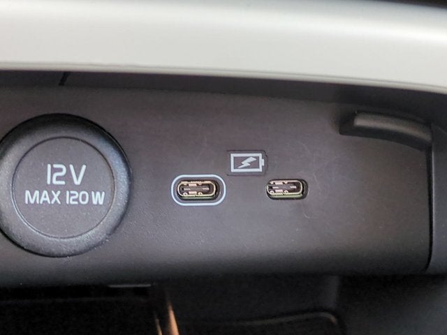 2023 Volvo XC40 Plus Bright Theme