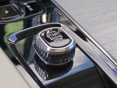 2023 Volvo XC60 Ultimate Bright Theme