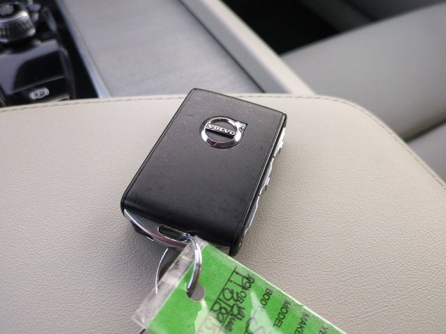 2023 Volvo XC60 Ultimate Bright Theme