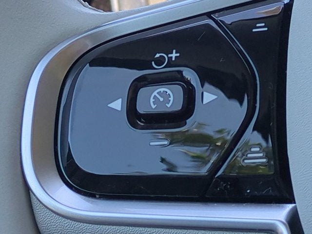 2024 Volvo XC60 Core Dark Theme