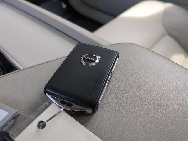 2024 Volvo XC60 Core Dark Theme