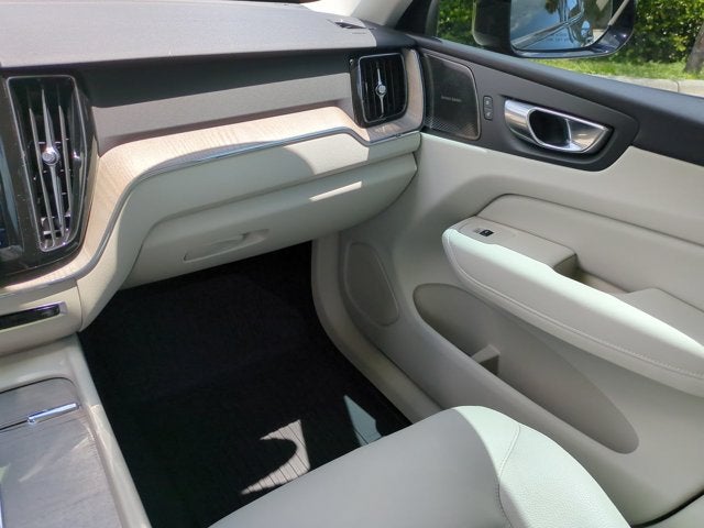 2023 Volvo XC60 Plus Dark Theme