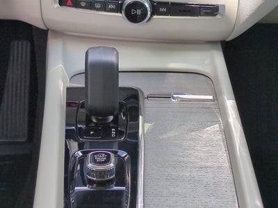 2023 Volvo XC60 Plus Dark Theme