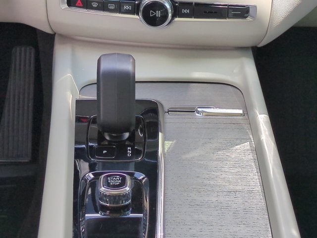 2023 Volvo XC60 Plus Dark Theme