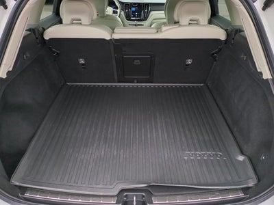 2023 Volvo XC60 Plus Dark Theme