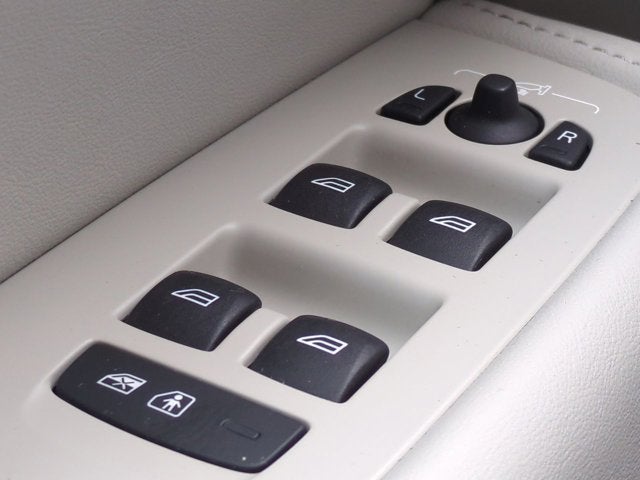 2023 Volvo XC60 Plus Dark Theme