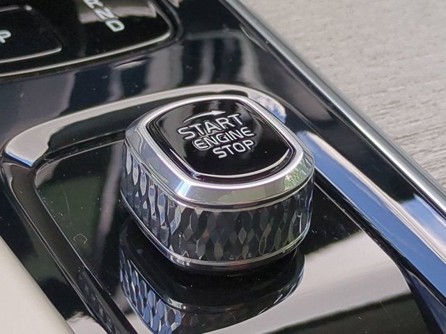 2023 Volvo XC60 Plus Dark Theme