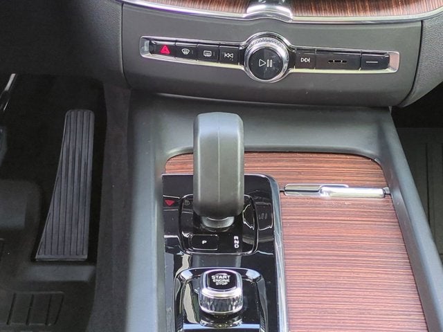 2023 Volvo XC60 Plus Dark Theme