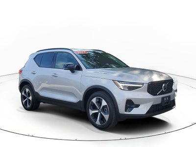 2025 Volvo XC40 B5 Plus Dark Theme