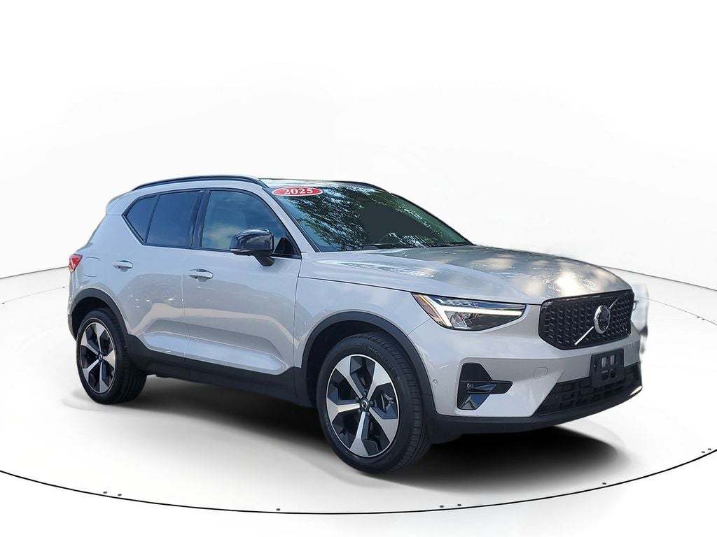 2025 Volvo XC40 B5 Plus Dark Theme