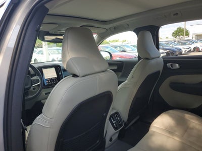 2025 Volvo XC40 B5 Plus Dark Theme