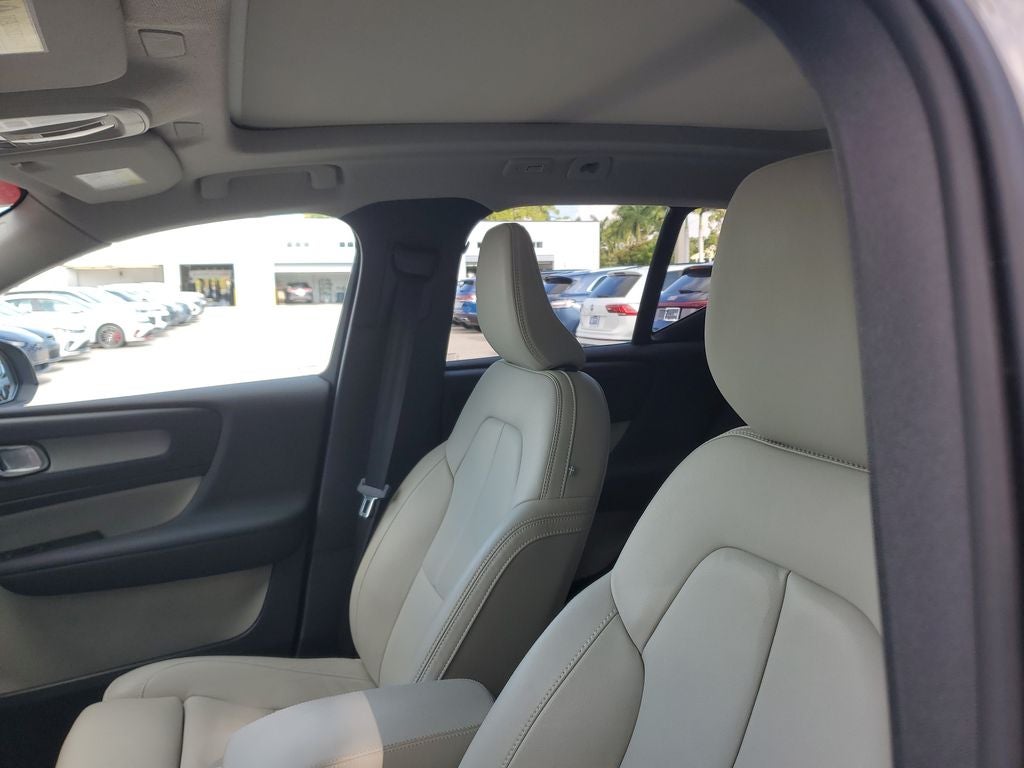 2025 Volvo XC40 B5 Plus Dark Theme