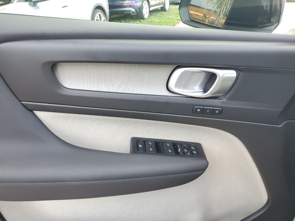 2025 Volvo XC40 B5 Plus Dark Theme
