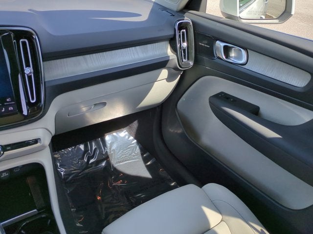 2024 Volvo XC40 Plus Bright Theme