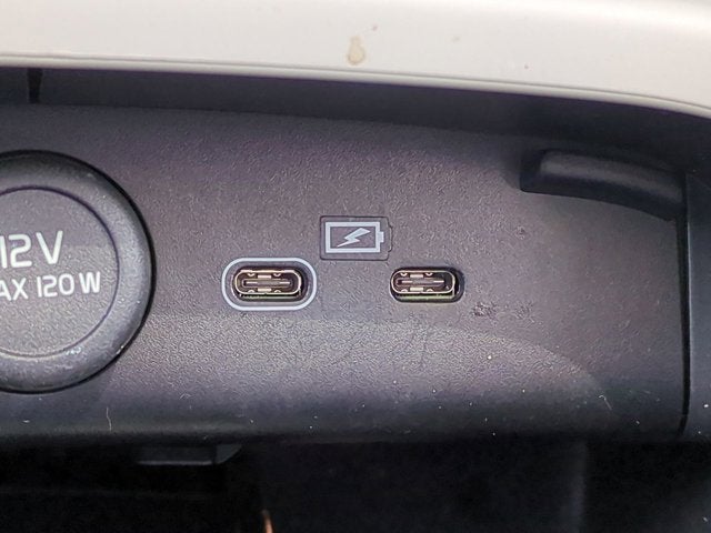 2023 Volvo XC40 Ultimate Bright Theme