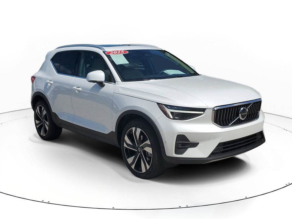 2025 Volvo XC40 B5 Ultra Bright Theme