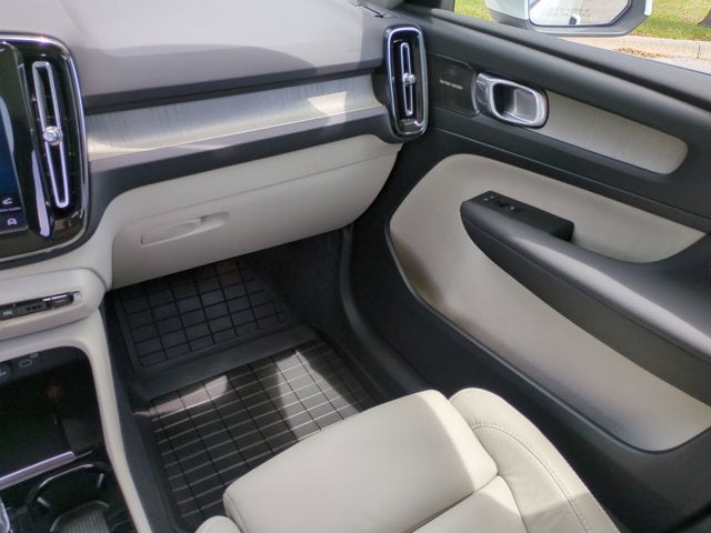 2023 Volvo XC40 Ultimate Bright Theme