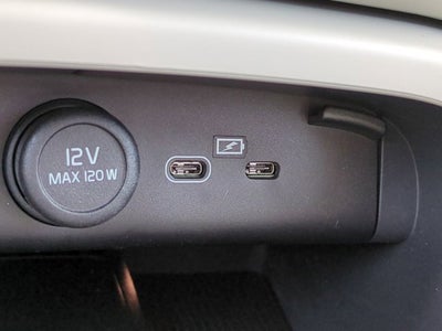 2023 Volvo XC40 Ultimate Bright Theme