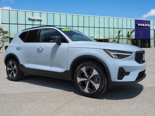 2024 Volvo XC40 Plus Dark Theme