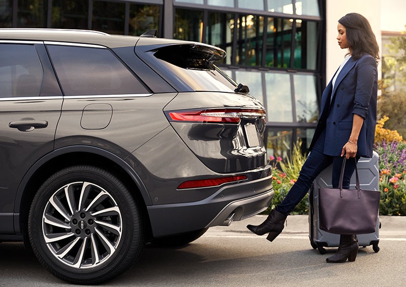 A woman with her hands full uses her foot to activate the available hands-free liftgate. | Gary Yeomans Lincoln in Daytona Beach FL