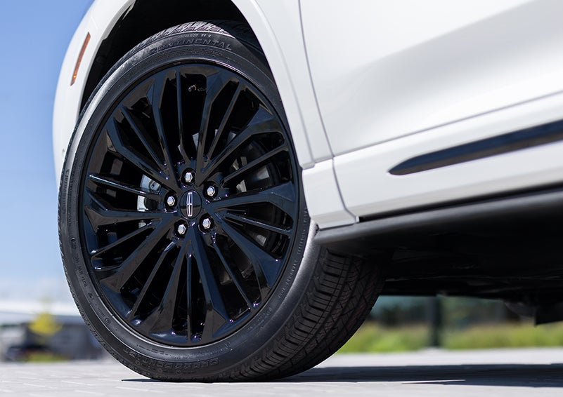 The stylish blacked-out 20-inch wheels from the available Jet Appearance Package are shown. | Gary Yeomans Lincoln in Daytona Beach FL