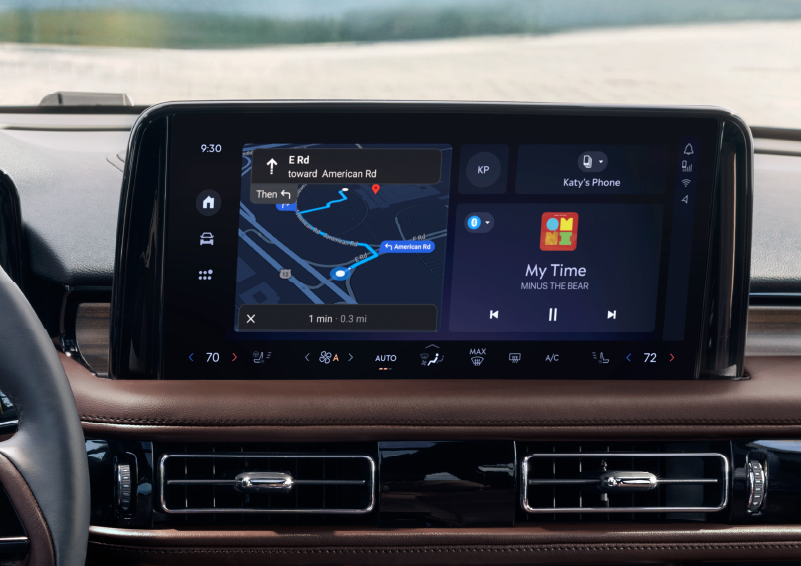 The 13.2-inch LCD touchscreen is showcased. | Gary Yeomans Lincoln in Daytona Beach FL