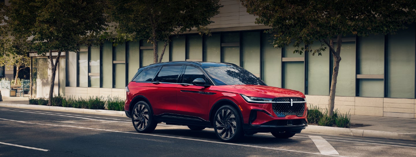 A 2025 Lincoln Nautilus® SUV with an available hybrid powertrain is parked in an urban setting. | Gary Yeomans Lincoln in Daytona Beach FL