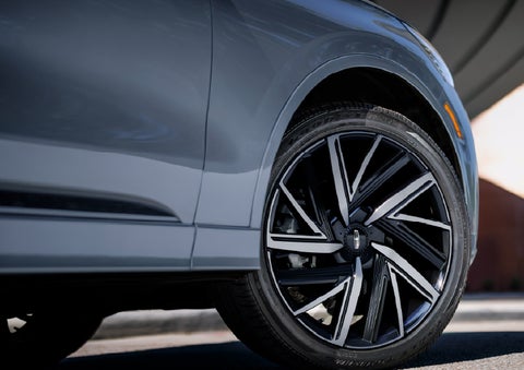 The wheel of the 2027 Lincoln Aviator® Black Label™ SUV is shown slightly angled out. | Gary Yeomans Lincoln in Daytona Beach FL